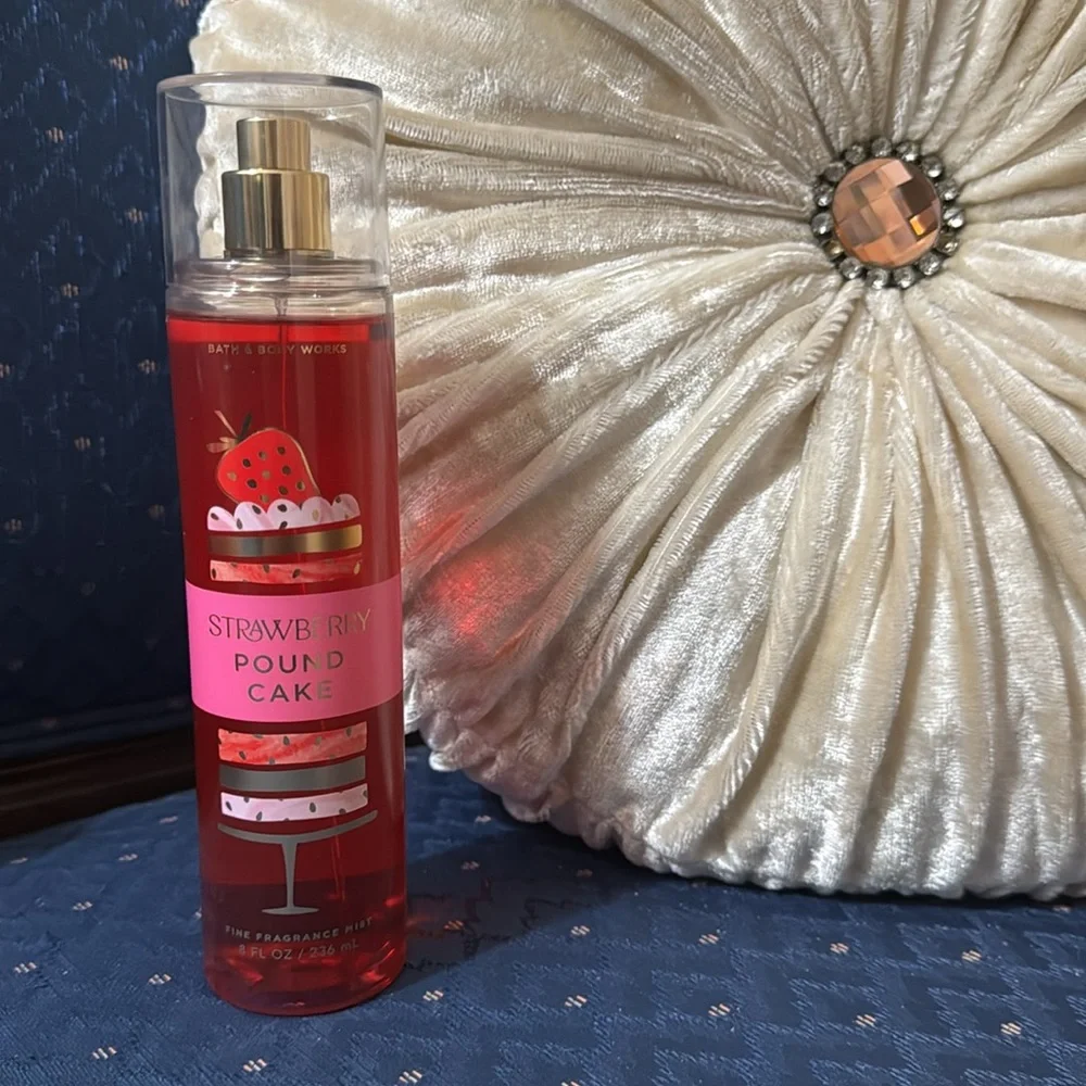 BATH & BODY WORKS SET. . . STRAWBERRY POUND CAKE SCENT - Picture 3 of 6